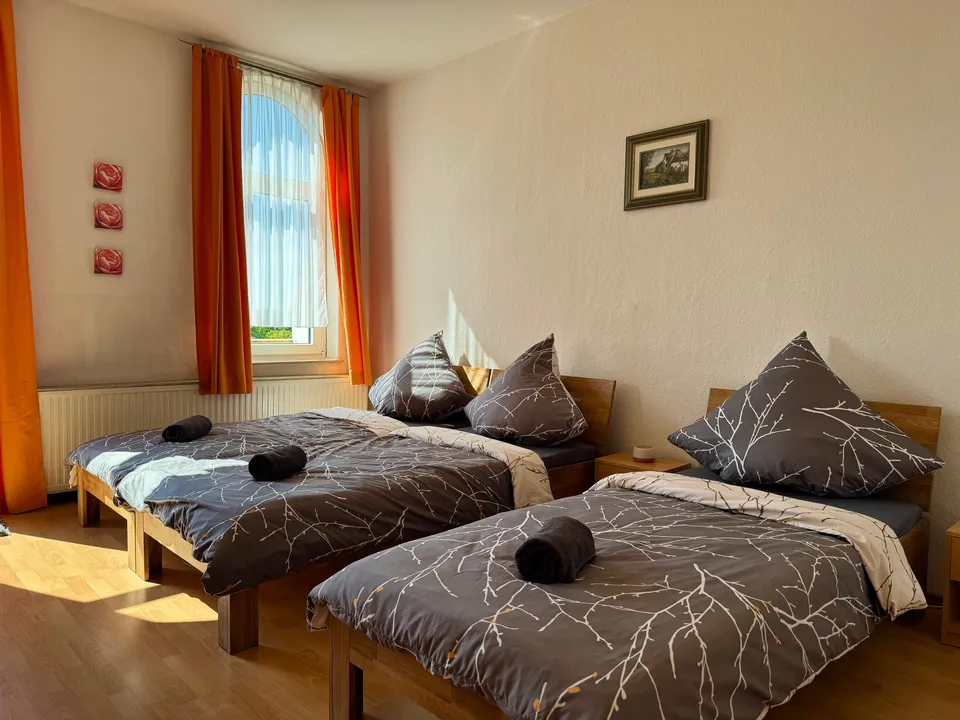 Schlafzimmer 2 mit drei Einzelbetten – Blunest Apartment 3