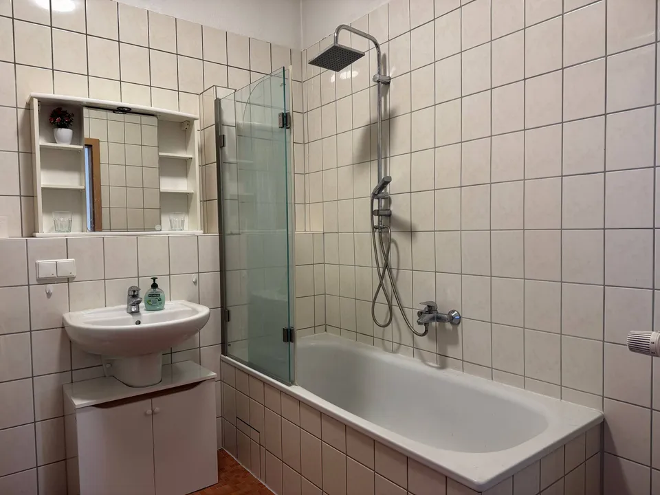 Bad mit Badewanne und Regendusche – Blunest Apartment 3