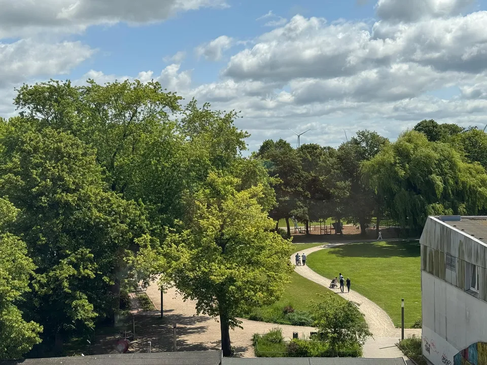 Blick vom Balkon auf den Park – Blunest Apartment 3