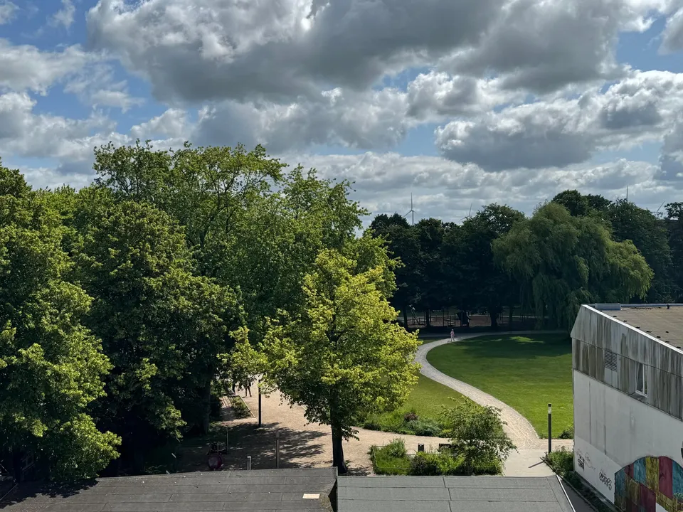 Blick vom Balkon auf den Park – Blunest Apartment 4